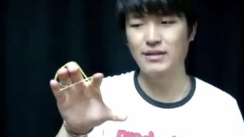 80后橡皮筋魔术教学,80后必学,有一根橡皮筋你也能做到
